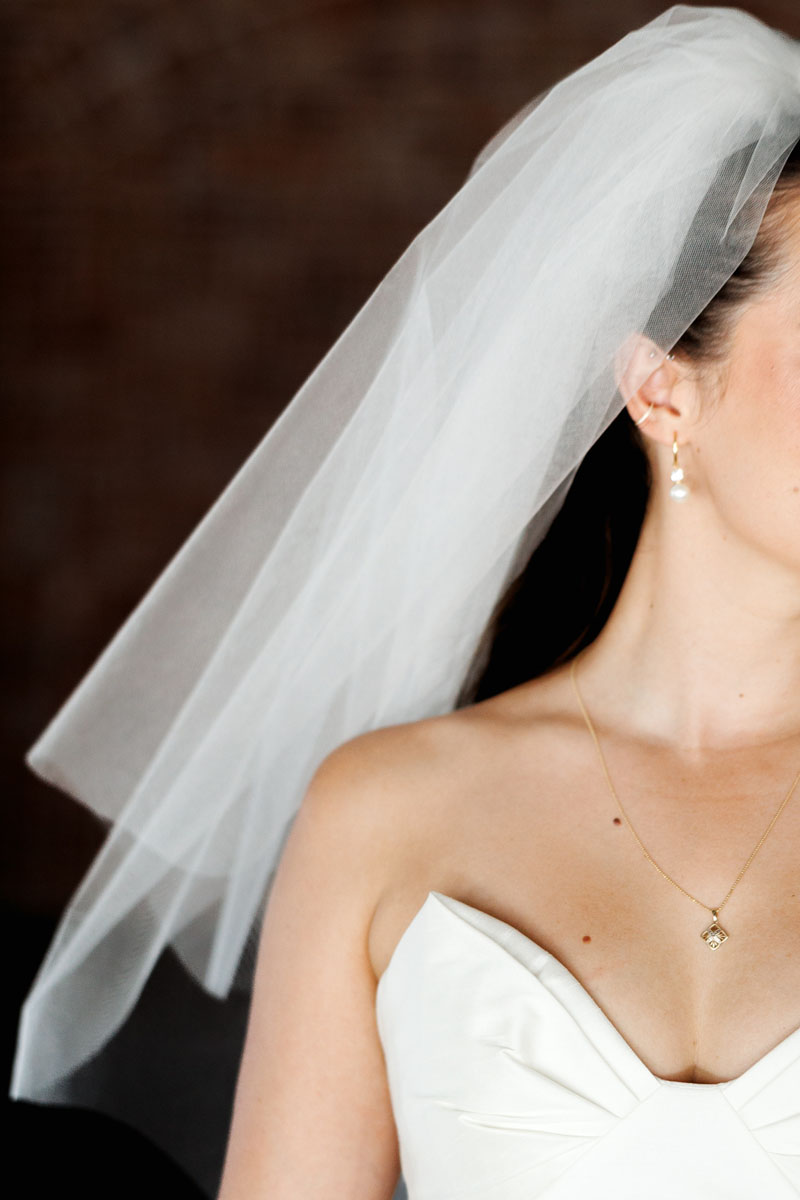 Details of the bride's veil and jewelry