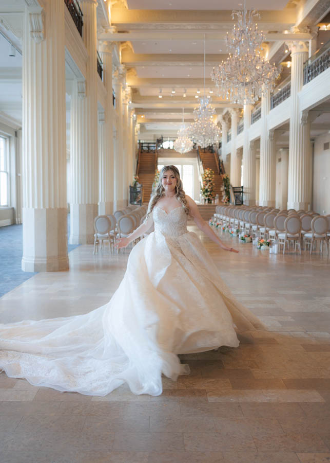 The bride runs in the ceremony space