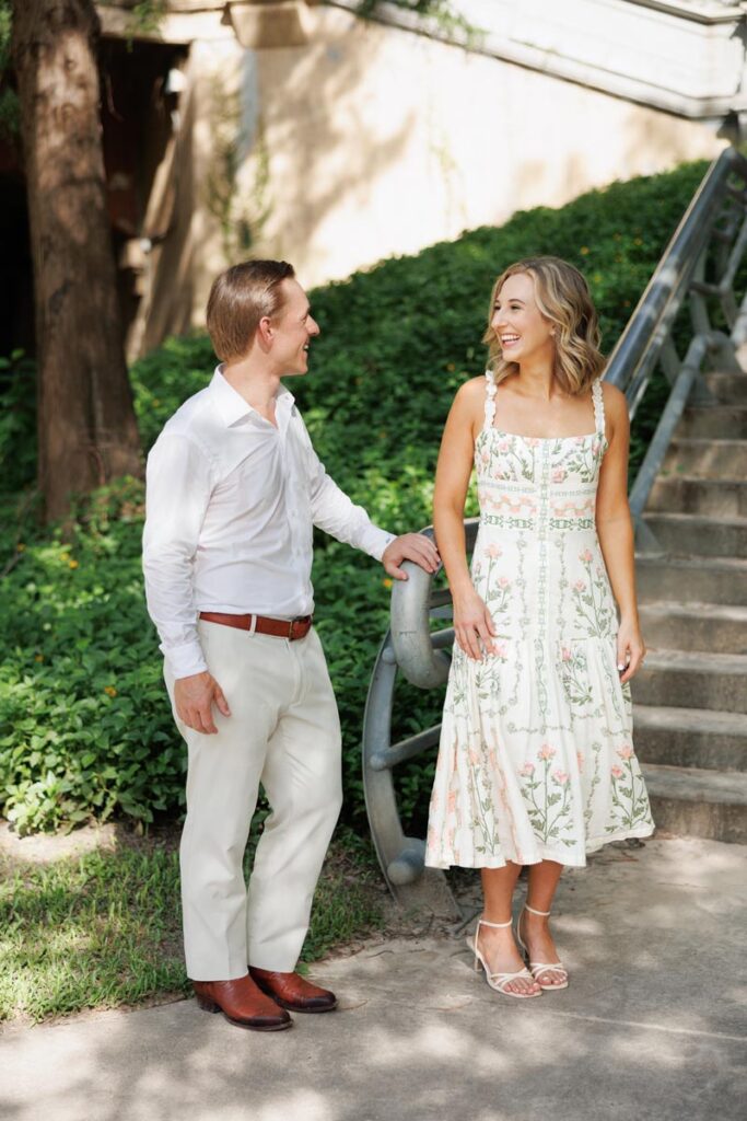 A couple's engagement photo session in Buffalo Bayou Park